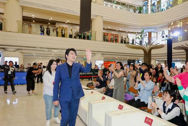 著名钢琴家郎朗来啦！“城市音乐会客厅”首度亮相第一百货商业地标转型文化惠民新场景(图2)