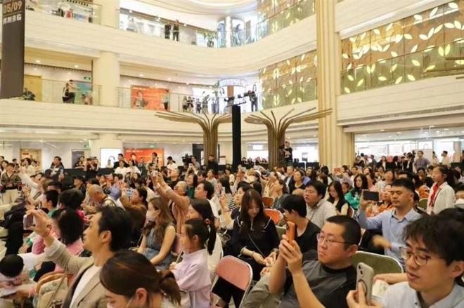 著名钢琴家郎朗来啦！“城市音乐会客厅”首度亮相第一百货商业地标转型文化惠民新场景(图3)