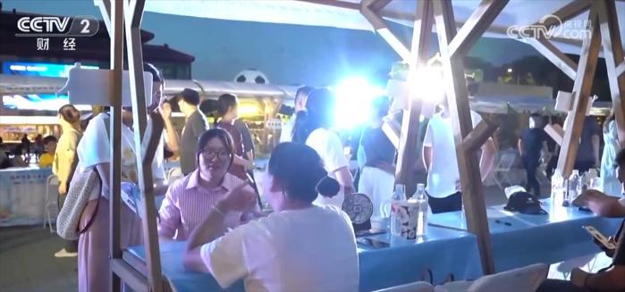 多地利用夜间文旅商圈资源打造“人才夜市”