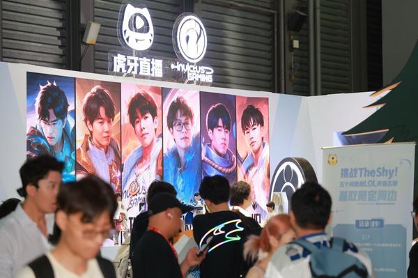 虎牙“AI+”战略再现成果 首次亮相电竞IP智能机器人(图3)