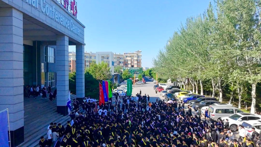 长春科技学院毕业典礼上送出五千份饺子告别
