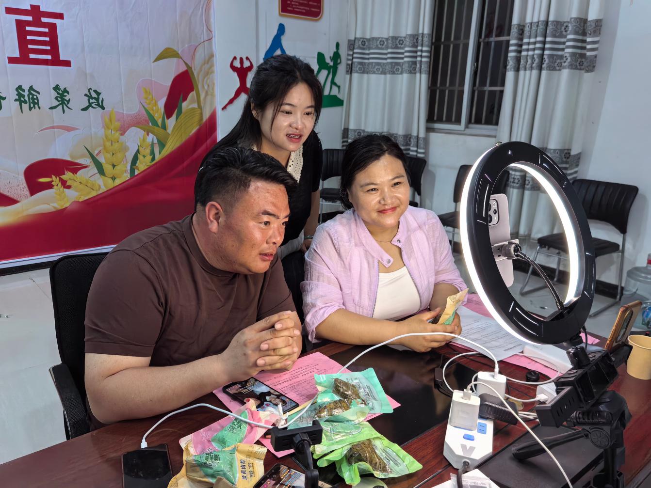 蒙城縣和美鄉村直播間：深化“三大融合”激