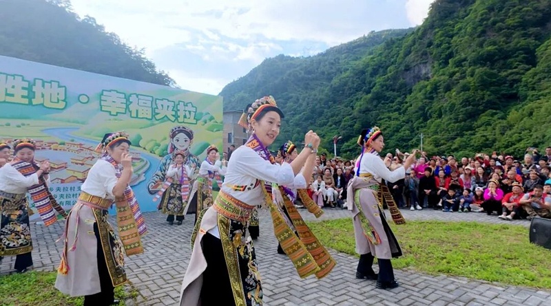 四川宝兴:游客涌进“20℃的藏乡”与村民共演夏夜“村晚”(图1)