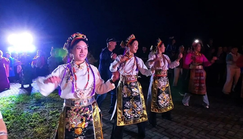 四川宝兴:游客涌进“20℃的藏乡”与村民共演夏夜“村晚”(图2)