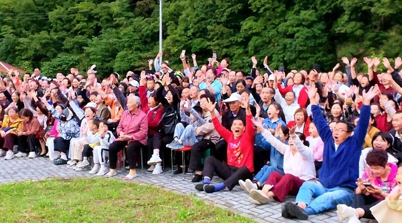四川宝兴:游客涌进“20℃的藏乡”与村民共演夏夜“村晚”(图3)